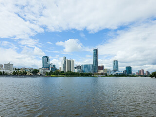 Obraz premium Modern City Skyline Reflection on Calm Water
