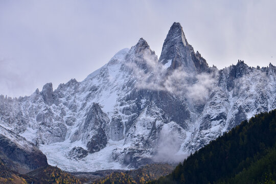 Les Drus (alt 3730 m) et l'Aiguille Verte (alt 4122 m), vus depuis Les Praz de Chamonix