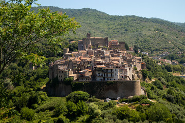 Fototapeta premium Veduta panoramica del borgo medievale di San Gregorio da Sassola arroccato su uno sperone roccioso con il Castello Brancaccio e la natura circostante, Lazio, Italia