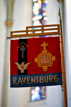 Die feierliche Kirchenfahne der Pfarrgemeinde Ravensburg in Baden-W&uuml;rttemberg