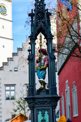 Die historische Brunnenfigur des Gespinstmarkts vor dem Blaserturm in Ravensburg in Baden-Württemberg © Ilhan Balta
