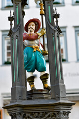 Die historische Brunnenfigur des Gespinstmarkts vor dem Blaserturm in Ravensburg in Baden-Württemberg © Ilhan Balta