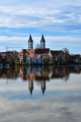 Obraz premium Die malerische Altstadtsilhouette mit der Stiftskirche St. Peter gespiegelt im Stadtsee in Bad Waldsee in Baden-Württemberg