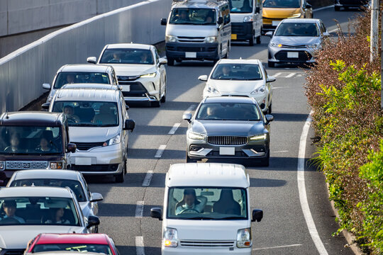 多数の自動車で渋滞しているバイパス道路の合流地点