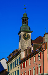 Obraz premium Der historische Uhrturm des Rathauses über den bunten Häuserzeilen der Altstadt in Bulle, Schweiz