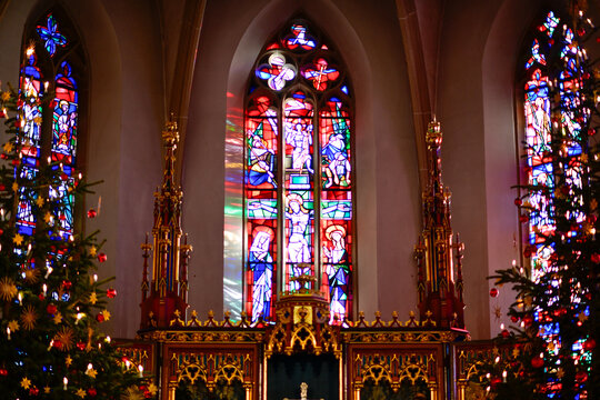 Festlich geschm&uuml;ckter gotischer Chorraum der Stadtpfarrkirche St. Johannes in Kronach in Bayern zu Weihnachten