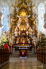 Fototapeta premium Festlich geschmückter barocker Hochaltar mit Weihnachtsbäumen in der Basilika Gößweinstein, Bayern
