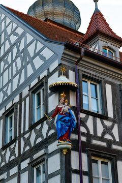 Historische Hausmadonna am Fachwerk des alten Rathauses in Forchheim, Bayern