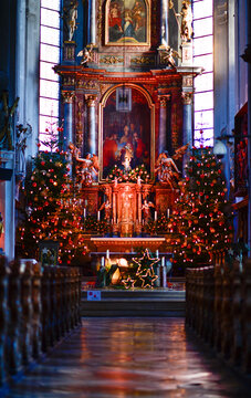 Festlich geschm&uuml;ckter barocker Hochaltar mit Weihnachtsb&auml;umen in St. Martin in Forchheim, Bayern