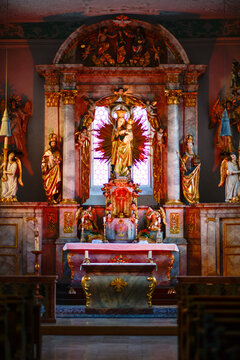 Prunkvoller barocker Altar mit sp&auml;tgotischer Strahlenkranzmadonna in der Marienkapelle Forchheim, Bayern