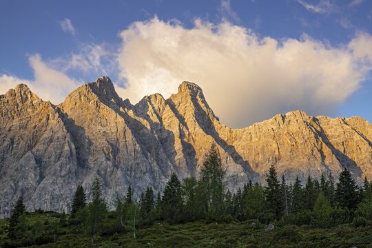 Laliderer W&auml;nde in the first morning light, Laliderer W&auml;nde, Karwendel Mountains, Tyrol, Austria