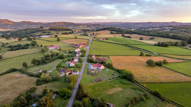 Paysage nature de la r&eacute;gion du Morvan autour de la ville d'Autun en Bourgogne au printemps