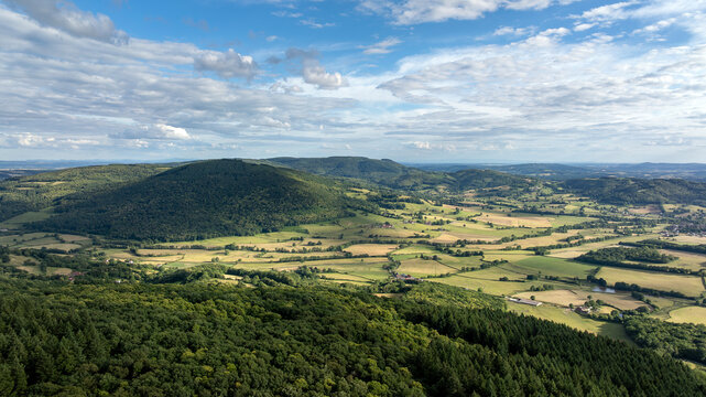 Paysage nature de la r&eacute;gion du Morvan autour de la ville d'Autun en Bourgogne au printemps