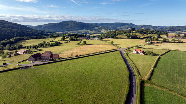 Paysage nature de la r&eacute;gion du Morvan autour de la ville d'Autun en Bourgogne au printemps
