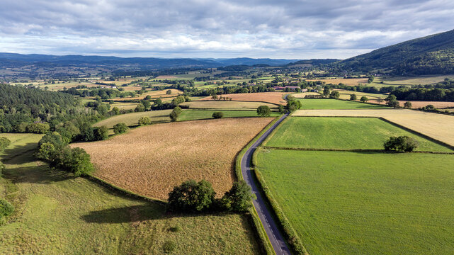 Paysage nature de la r&eacute;gion du Morvan autour de la ville d'Autun en Bourgogne au printemps