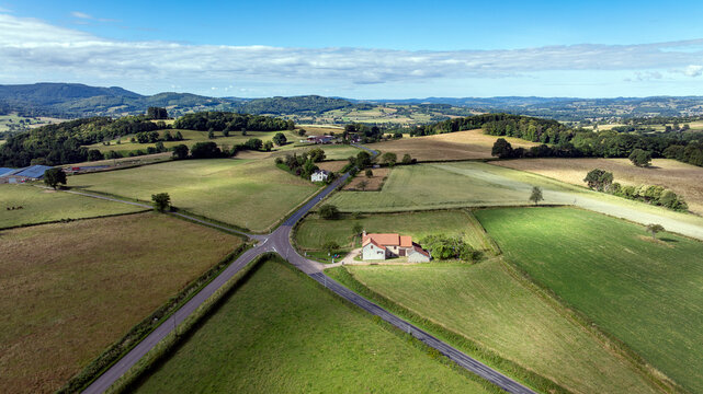 Paysage nature de la r&eacute;gion du Morvan autour de la ville d'Autun en Bourgogne au printemps