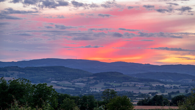 Coucher de soleil dans la r&eacute;gion du Morvan autour de la ville d'Autun en Bourgogne au printemps