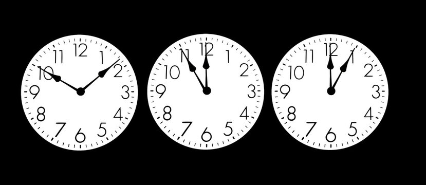 Drei Zifferbl&auml;tter mit zehn vor zehn uuhr und f&uuml;nf minuten vor und nach zw&ouml;lf uhr