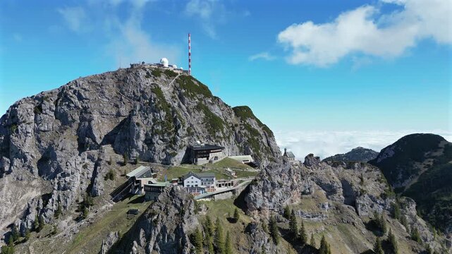 Wendelstein, Deutschland: Die Drohne umkreist den Gipfel