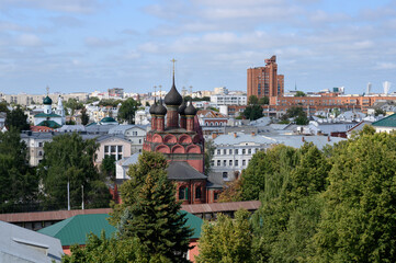 Obraz premium View of the city of Yaroslavl with the Church of the Epiphany in the foreground and a panorama of modern buildings to the horizon