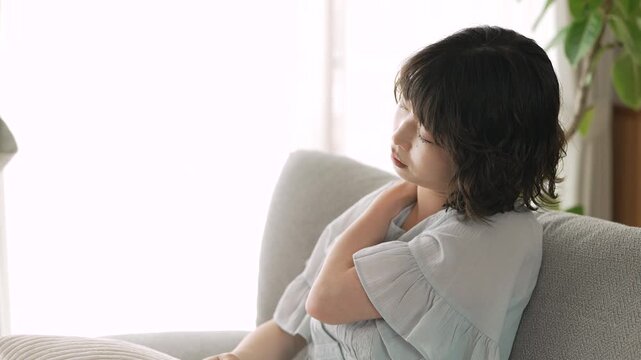 肩をマッサージする女性, Woman Massaging Her Shoulder