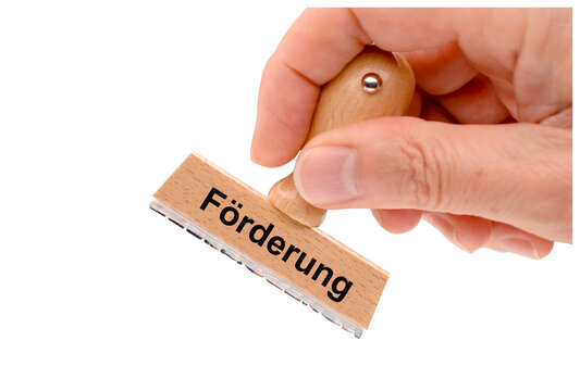 Ein Holzstempel ist beschriftet mit dem Aufdruck F&ouml;rderung
