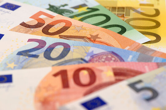 Viele Euro Geldscheine und Banknoten liegen zusammen