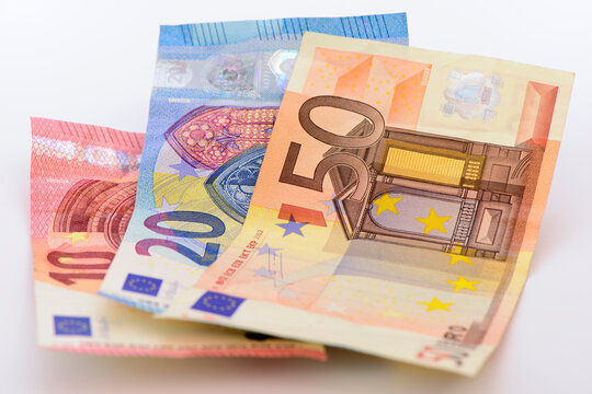 Viele Euro Geldscheine und Banknoten liegen zusammen