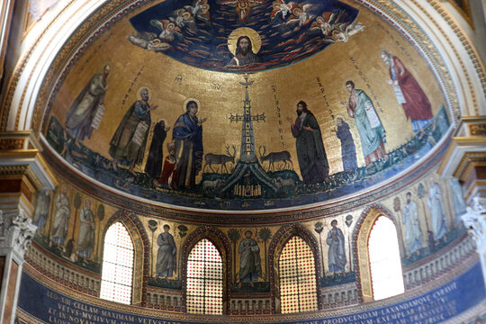 Grande mosaico dorato absidale raffigurante Ges&ugrave; Cristo la Vergine Maria e i Santi all'interno della Basilica di San Giovanni in Laterano a Roma