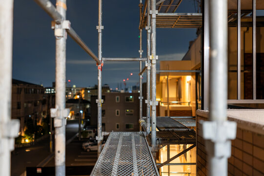 マンションメンテナンス工事の足場と夜空の背景素材