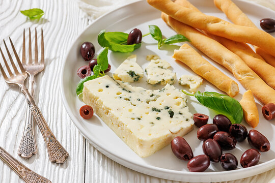 Mediterranean blue cheese snack plate with basil