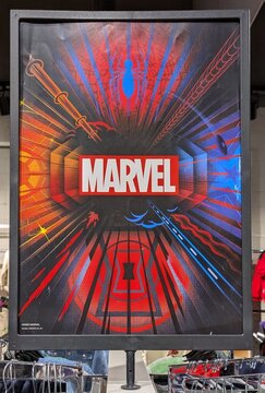 Vista de cerca de un cartel de publicidad con s&iacute;mbolos  de superh&eacute;roes y el nombre de la editorial de c&oacute;mics Marvel, en tienda de ropa de Madrid, Espa&ntilde;a, 5 de mayo de 2026