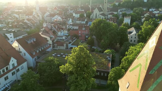 Ravensburg, Deutschland: Hochschwenken auf die Altstadt bei Sonnenaufgang