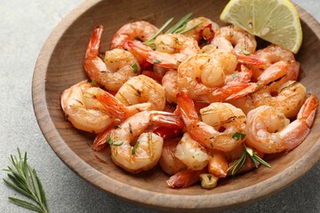 Fototapeta premium Tasty grilled shrimps with spices in bowl on grey table, closeup