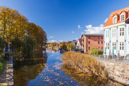 Die Stadt Plau am See mit dem Fluss Elde im Seenland von Meckelenburg im Herbst