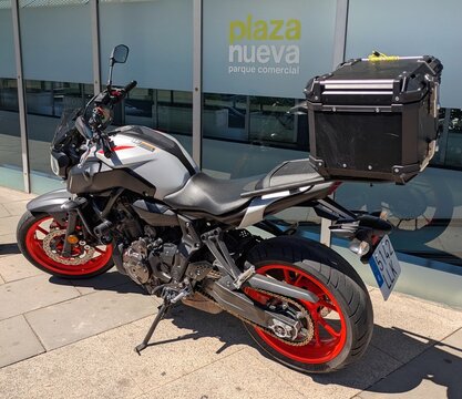 Vista lateral de moto estilo naked Yamaha MT-07 con ba&uacute;l trasero estacionada en Madrid, Espa&ntilde;a, 6 de mayo de 2026