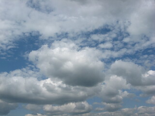 Obraz premium Cloudy sky with white clouds and blue background in daytime 