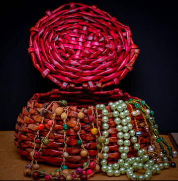 porta joias com colar de p&eacute;rolas e mi&ccedil;angas coloridas