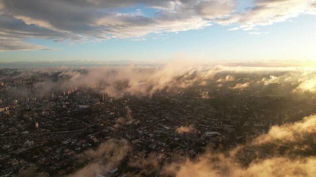 Cidade de Curitiba sobre as nuvens ao por do sol