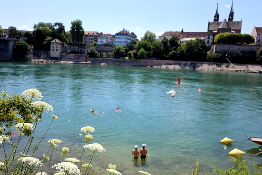 Badestelle am Rhein in Basel an einem Hitzetag