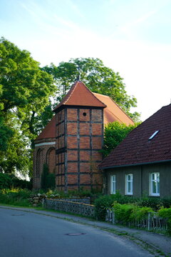 Glockenturm neben evangelischer Kirche in der Prignitz