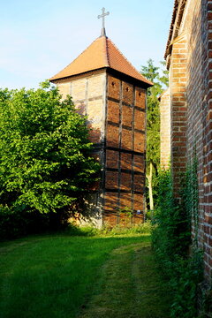 Glockenturm neben evangelischer Kirche in der Prignitz
