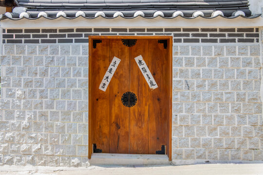 Traditional Korean Door, Bukchon Hanok Village, Seoul, South Korea.
