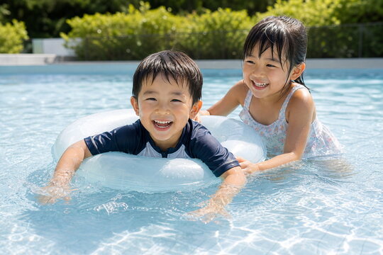 屋外プールで遊ぶ日本人の兄妹