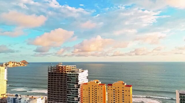 Hyperlapse del horizonte oce&aacute;nico en una tarde soleada. Las nubes se desplazan por el cielo sobre el mar, creando un paisaje costero din&aacute;mico con luz natural y una atm&oacute;sfera tranquila. 