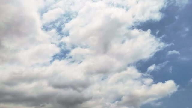 Hermoso timelapse de nubes blancas movi&eacute;ndose por un cielo azul. Las din&aacute;micas formaciones nubosas crean una escena natural relajante, perfecta para proyectos de clima, naturaleza, medio ambiente