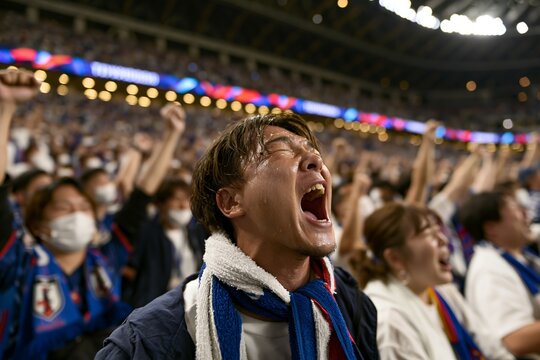 スポーツ観戦で雄叫びをあげる日本人男性の熱狂的な応援風景