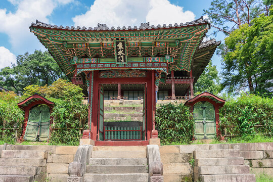 Eosumun Gate, Secret Garden, Changdeokgung Palace, Seoul, South Korea.