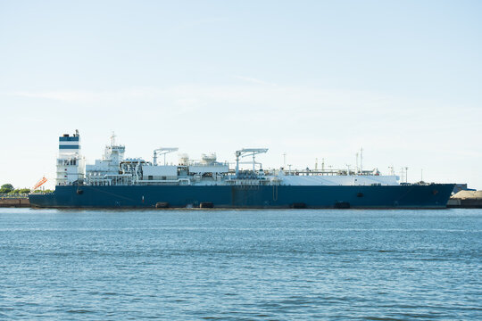 FSRU at LNG Terminal For Ship-To-Ship transfer, Gas Construction basin facilities