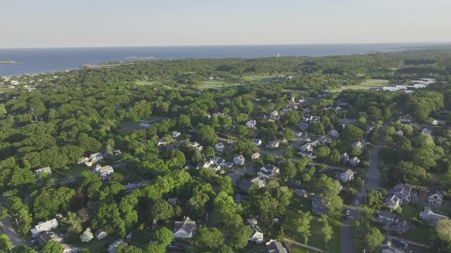 Luftbildpanorama von Rockport in Massachusetts bei Sonnenuntergang. Blick von der Meerseite auf den K&uuml;stenort mit Hafen, K&uuml;stenlinie, Booten und warmem Abendlicht &uuml;ber dem Atlantik.